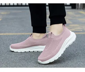 Détail de chaussures de marche en maille mauve avec une semelle blanche épaisse et souple