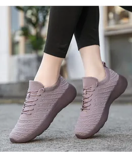 Détail de chaussures de sport roses en maille respirante avec semelle plateforme