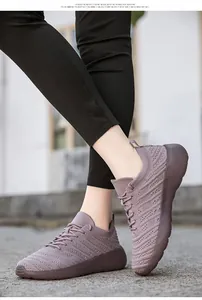 Gros plan sur la tige en tricot lavande et la semelle antidérapante des baskets légères