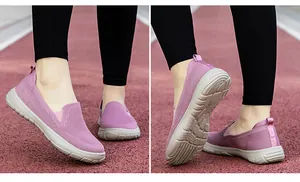 Detalle de zapatillas de malla morada con suela antideslizante en pista exterior