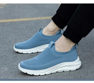 Détail de baskets en maille bleue respirante avec semelle blanche épaisse antidérapante