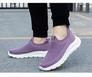 Baskets en maille violette à enfiler avec semelles blanches épaisses sur asphalte