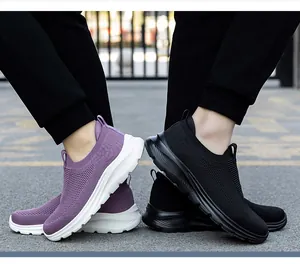 Vue latérale de chaussures de marche respirantes en mesh avec semelles épaisses antidérapantes
