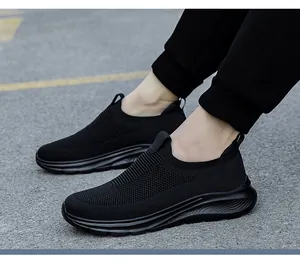 Détail de baskets en mesh noir respirant avec semelles amortissantes de marche