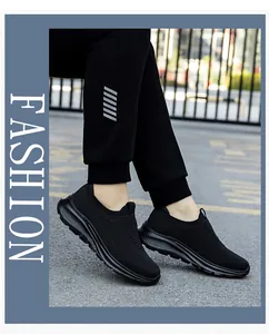 Détail des chaussures de marche noires en tricot respirant avec semelle à vagues