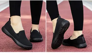 Detalle de zapatillas negras sin cordones con malla transpirable y suela de goma antideslizante
