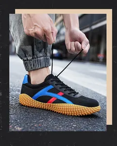 Detalle de la suela de goma antideslizante con tacos en zapatillas de cuero casual
