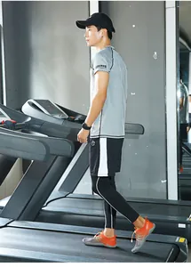 Dettaglio della t-shirt sportiva da uomo ad asciugatura rapida sul tapis roulant