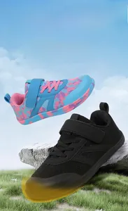 Détail de chaussures outdoor enfant à bout large, respirantes avec maille filet