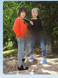 Baskets pieds nus pour enfants avec motifs camouflage dans un cadre de parc extérieur