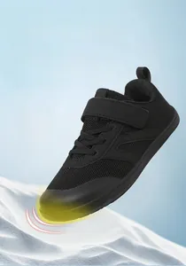 Détail de chaussure pieds nus noire pour enfant avec maille respirante et bout renforcé