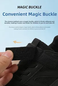 Détail de la fermeture à velcro réglable sur chaussures pieds nus respirantes pour enfants