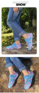 Vue extérieure de baskets pieds nus pour enfants avec motif camouflage bleu et rose