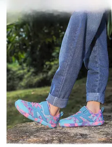 Détail de chaussures de randonnée enfant à bout large avec semelle antidérapante et respirante