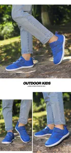 Détail des chaussures sport enfant avec maille respirante bleue et sangles velcro