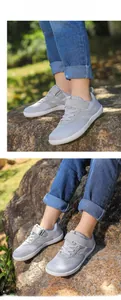 Détail de chaussures pieds nus grises pour enfants avec semelle antidérapante et velcro
