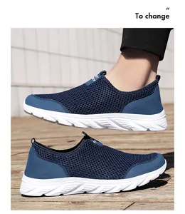 Détail de la maille respirante bleu marine et du design sans lacets des baskets hommes