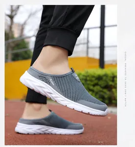 Detail van grijs mesh bovenwerk en slip-on hiel op ademende heren vrijetijdsschoenen