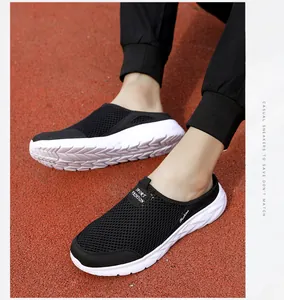 Detailopname van het ademende mesh-materiaal op zwart-witte instapsneakers heren