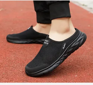 Detailopname van zwart ademend mesh en Fashion-belettering op heren sport-slides
