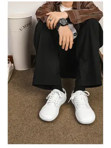 Dettaglio ravvicinato di scarpe barefoot in pelle bianca con texture morbida e lacci minimal