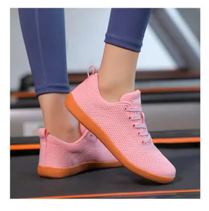 Rosafarbene Barfußschuhe aus Mesh mit orangefarbener Gummisohle auf dem Laufband