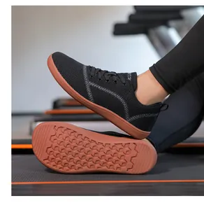 Detail der flexiblen Gummisohle mit Sechseck-Profil am schwarzen Barfußschuh