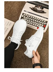 Vista dettagliata dall'alto di sneakers a piedi nudi in pelle bianca con lacci e cuciture