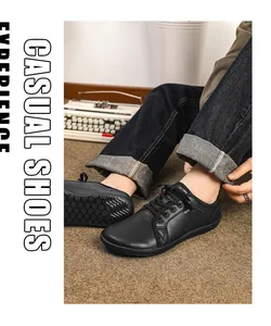 Dettaglio di scarpe casual nere a piedi nudi con suola antiscivolo a nido d'ape