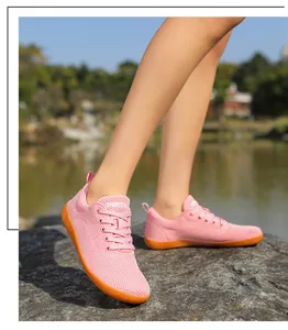Nahaufnahme des rosa Barfußschuhs aus Mesh mit Gummisohle für Damen auf felsigem Untergrund