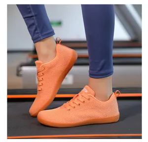 Details der orangefarbenen Barfußschuhe mit Mesh-Struktur und praktischer Fersenschlaufe