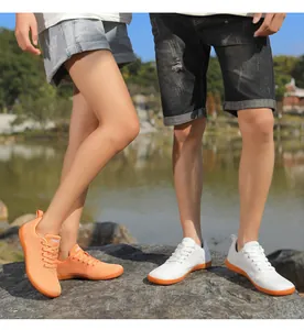Detail des atmungsaktiven Mesh-Obermaterials und der rutschfesten orangen Gummisohle