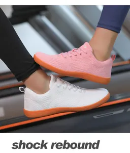 Details der rosa-weißen Barfußschuhe mit atmungsaktivem Strick und Gummisohle