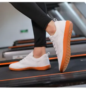 Weiße Barfußschuhe zum Laufen mit atmungsaktivem Mesh und rutschfester orangefarbener Sohle