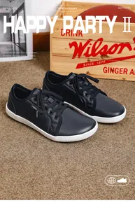 Dettaglio di scarpe casual in pelle blu scuro con suole in gomma bianca e lacci piatti