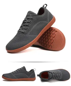 Detailansicht des atmungsaktiven dunkelgrauen Mesh-Obermaterials und der Gummisohle der Barfußschuhe