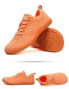 Detail des orangefarbenen Barfußschuhs mit atmungsaktivem Mesh und Waben-Gummisohle