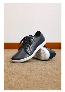 Dettaglio di scarpe casual in pelle blu con suola a nido d'ape ed etichetta moda