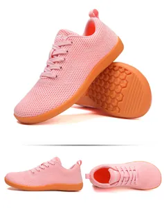 Detailansichten rosa Strick-Barfußschuhe mit rutschfester oranger Waben-Gummisohle