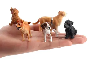 Ensemble de figurines de chiens miniatures tenues en main montrant les détails