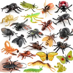 Set aus 21 realistischen Insekten- und Tiermodellen wie Schmetterling und Libelle