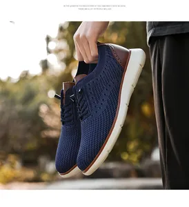 Details von dunkelblauem atmungsaktivem Mesh-Sneaker mit braunem Leder und weißer Sohle