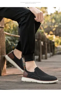 Detail von schwarzen Slip-On Loafers aus atmungsaktivem Mesh mit braunem Leder an der Ferse