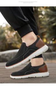 Detailansicht atmungsaktiver schwarzer Mesh-Loafer mit weißer Sohle auf Holzsteg
