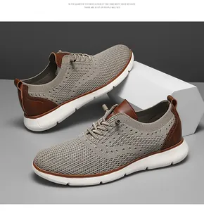 Makro-Detail grauer Mesh-Sneaker mit braunem Leder-Brogue-Akzenten und weißer Sohle