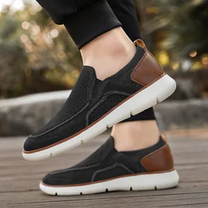 Mocassins en maille noire respirante pour hommes avec garniture en cuir brun et semelle blanche
