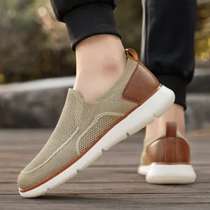 Mocassins en maille respirante kaki pour hommes avec talon en cuir marron et semelle blanche