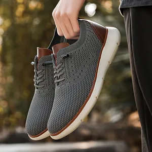 Herren-Sneaker aus grauem Mesh und braunem Leder mit weißer, rutschfester Gummisohle