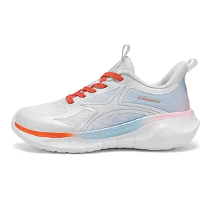 Detailansicht der atmungsaktiven Mesh-Walkingschuhe mit orangefarbenen Schnürsenkeln