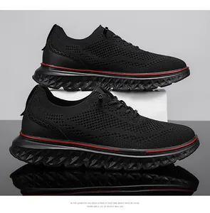 Detailansicht der schwarzen Herren-Stricksneaker mit modischem rotem Zwischensohlenakzent